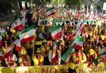 Migliaia di persone si radunano davanti alle Nazioni Unite: “No allo Shah, no ai Mullah, sì a una Repubblica democratica”