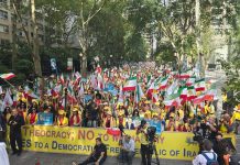 Migliaia di persone si radunano a New York per chiedere un cambiamento democratico in Iran