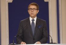 L’ambasciatore Bloomfield prevede un imminente crollo del regime in Iran e liquida Reza Pahlavi come non serio