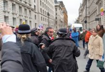 Molestie e violenze monarchiche prendono di mira i dissidenti iraniani