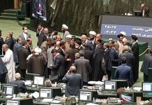 Il regime iraniano affronta lotte interne tra le élite, collasso economico e fallimenti infrastrutturali nel contesto di un fragile cessate il fuoco