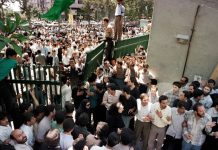 Da “Abbasso il dittatore” allo spettacolo funebre di Khamenei